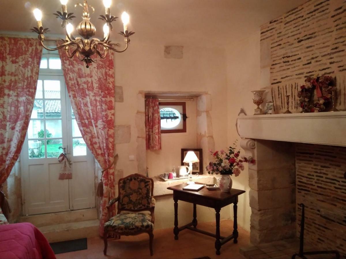 Chateau La Gentilhommiere Du Puits Notre-Dame 30 Rue De L'Eglise 24110 Saint Leon Sur L'Isle Екстер'єр фото